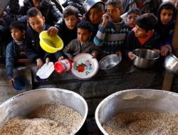 Berton Makanan dan Air tak Bisa Masuk Gaza, Kelaparan Mencengkram Perut Anak-anak, 10 Orang Tewas