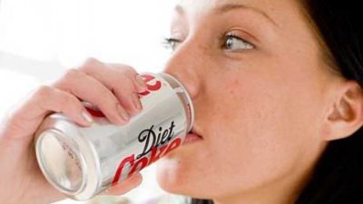 Minum Minuman Kaleng