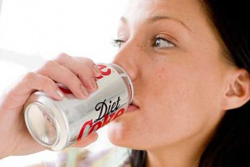 Minum Minuman Kaleng