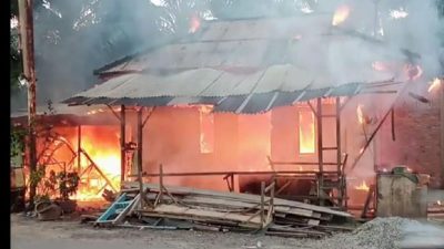 WARGA Ngamuk Pegawai Koperasi Dibunuh Nasabah Saat Tagih Utang, Rumah Pelaku Dibakar, Geruduk Polsek