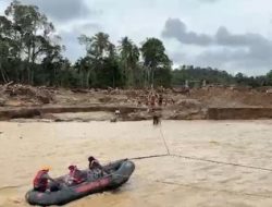Jembatan Hanyut Disapu Banjir Polres Lhokseumawe Sediakan Perahu Karet untuk Penyebrangan