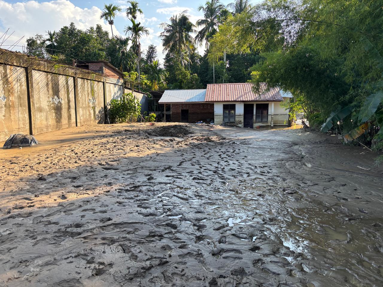 Lumpur Kubur Rumah Warga