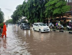 Banjir Rendam Jalan Bandengan Selatan Jakut Lalu Lintas Tak Bergerak