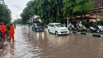 Banjir Rendam Jalan Bandengan