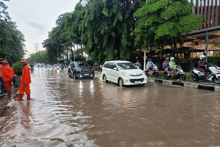 Banjir Rendam Jalan Bandengan