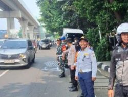Parkir Liar Kuasai Jalan Depan Polres Jaktim padahal Ada Rambu Larangan