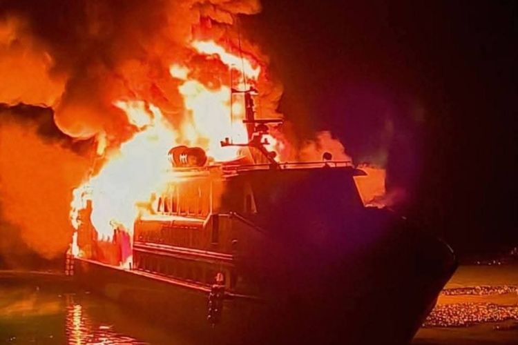 Kapal Ekspres Bahari Terbakar